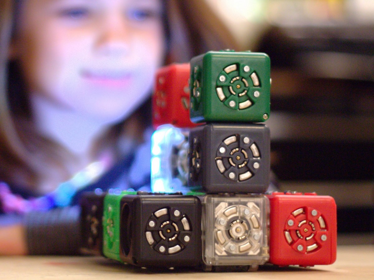 Des robots avec des cubes